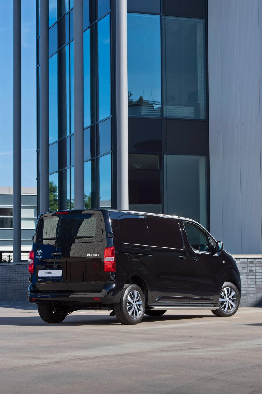  Toyota ProAce Van Black Platinum 2017 года  (фото 3 из 7)